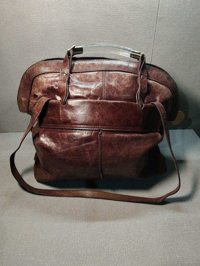 CHLOÈ SASKIA BURGUNDY BAG (Category: Luxury Bags & Wallets) located in Valencia. Submitted by coolwolf_27a64f (Listing ID 1468643318, Image 2). Description: DIMENSION 17X15 SIGN OF USE RUBS ON LEATHER NO MAJOR FLAWS ☺️❗ This gorgeous Chloe Brown Leather Studded Saskia Square Tote Bag will become your new favorite bag! It features beautiful rich brown leather with intricate details such as a rounded metal and Lucite bar handle, zipped coin compart