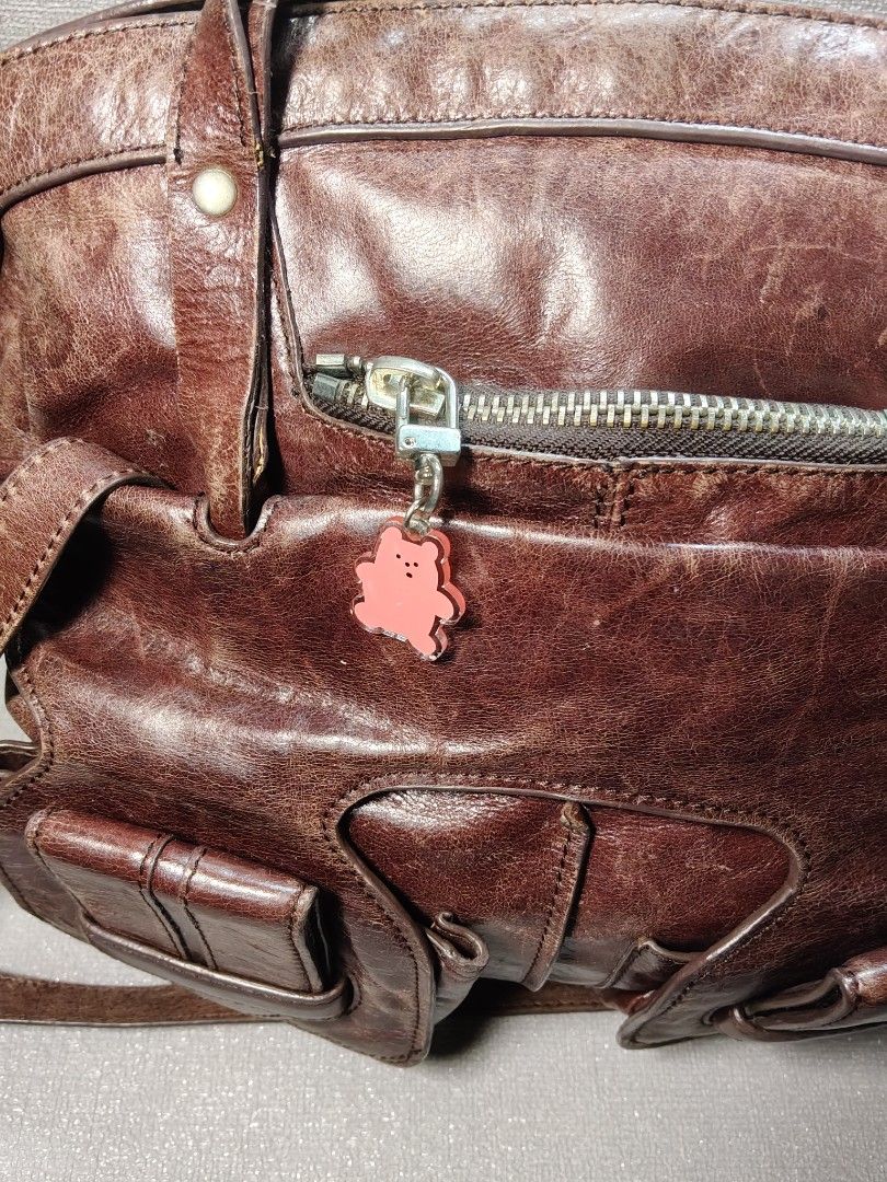 CHLOÈ SASKIA BURGUNDY BAG (Category: Luxury Bags & Wallets) located in Valencia. Submitted by coolwolf_27a64f (Listing ID 1468643318, Image 3). Description: DIMENSION 17X15 SIGN OF USE RUBS ON LEATHER NO MAJOR FLAWS ☺️❗ This gorgeous Chloe Brown Leather Studded Saskia Square Tote Bag will become your new favorite bag! It features beautiful rich brown leather with intricate details such as a rounded metal and Lucite bar handle, zipped coin compart