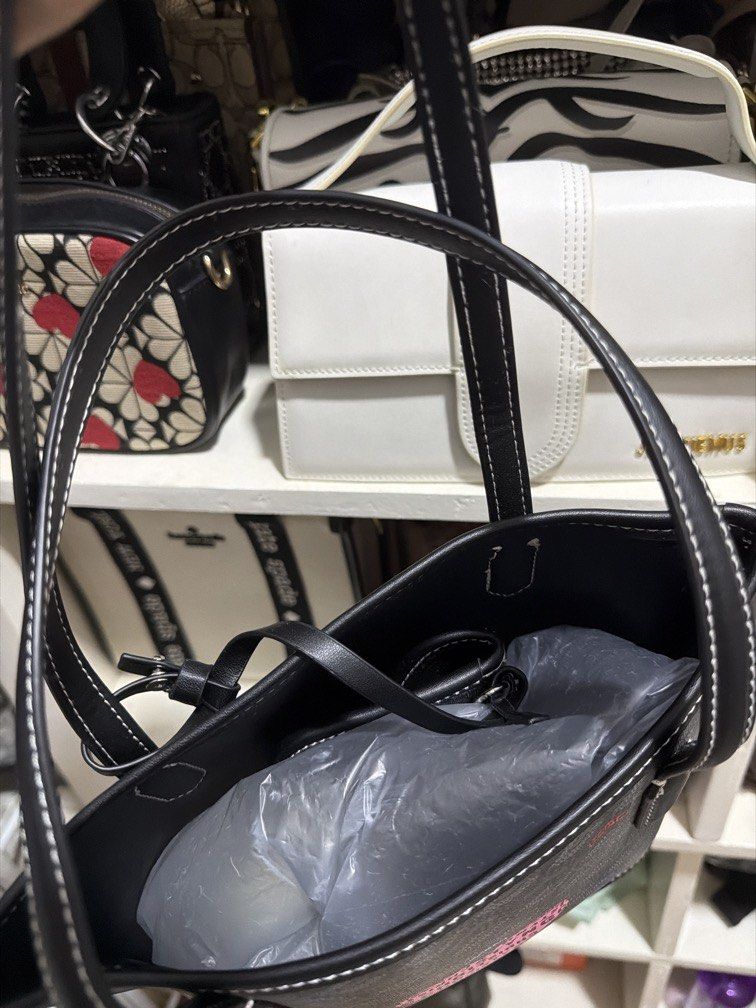 Christy Ng (Category: Shoulder Bags) located in Pasig City. Submitted by rashamd (Listing ID 1468629993, Image 2). Description: 📌NOT OG BOUGHT ORANGE APP 📌MIRROR.
