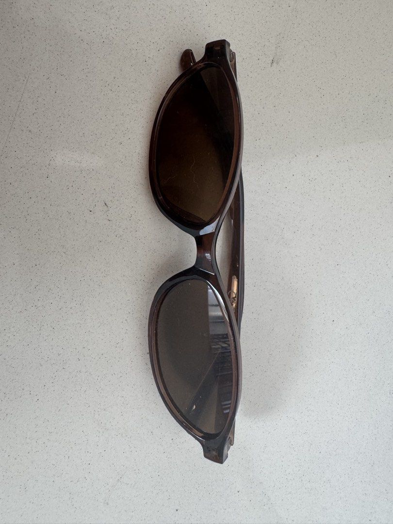 Classic Brown Tortoiseshell Sunglasses (Category: Sunglasses & Eyewear) located in Manila. Submitted by decluterthings888 (Listing ID 1468579598, Image 1). Description: - Dark brown tortoiseshell design - Chunky frames with stylish tinted lenses - Convenient foldable arms for easy storage - Standard adult fit, great for everyday wear and sunny days out.
