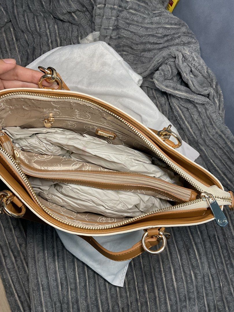 CLN Vienne Handbag (Category: Tote Bags) located in Manila. Submitted by tinaally (Listing ID 1468624548, Image 2). Description: Never used RFS: ayaw nung pagbibigyan.