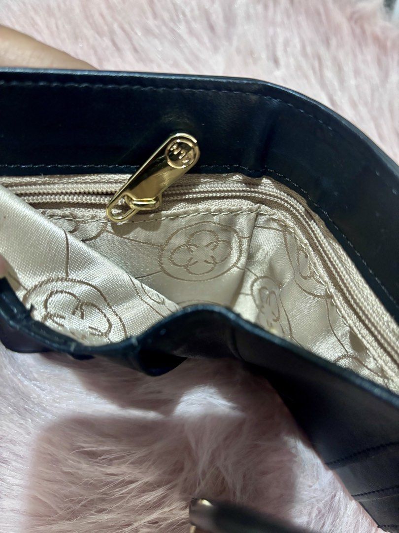CLN Wallet (Category: Wallets & Card holders) located in Manila. Submitted by keyttttt_keyttttt (Listing ID 1468533854, Image 3). Description: Decluttering my personal collection! ✨ ✔️ Good as new ✔️ Seldom used ✔️ Still in great condition Perfect for everyday use or for anyone looking for a simple and stylish wallet without spending too much. .