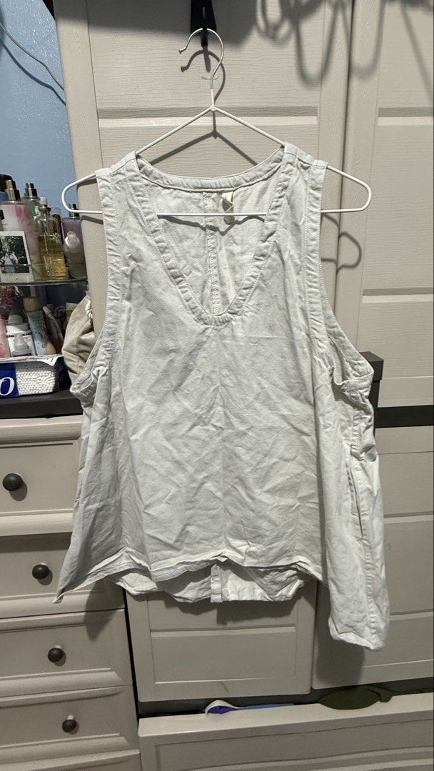 Cloudnine Linen Top (Category: Sleeveless) located in Quezon City. Submitted by dinesaur (Listing ID 1468696522, Image 2). Description: .