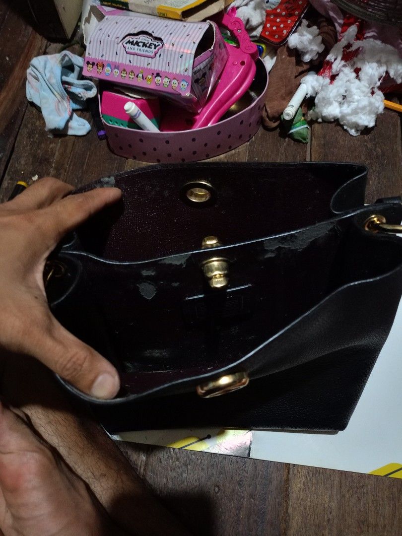 Coach bag (Category: Shoulder Bags) located in Manila. Submitted by raymund2501 (Listing ID 1468644808, Image 3). Description: for sale 700 BASA MUNA MAIGI FOR PROJECT BAG / RESTORE ISSUE BAKBAK UNG LOOB UN LNG MATAGAL NAITAGO LABAS OK N OK PA.