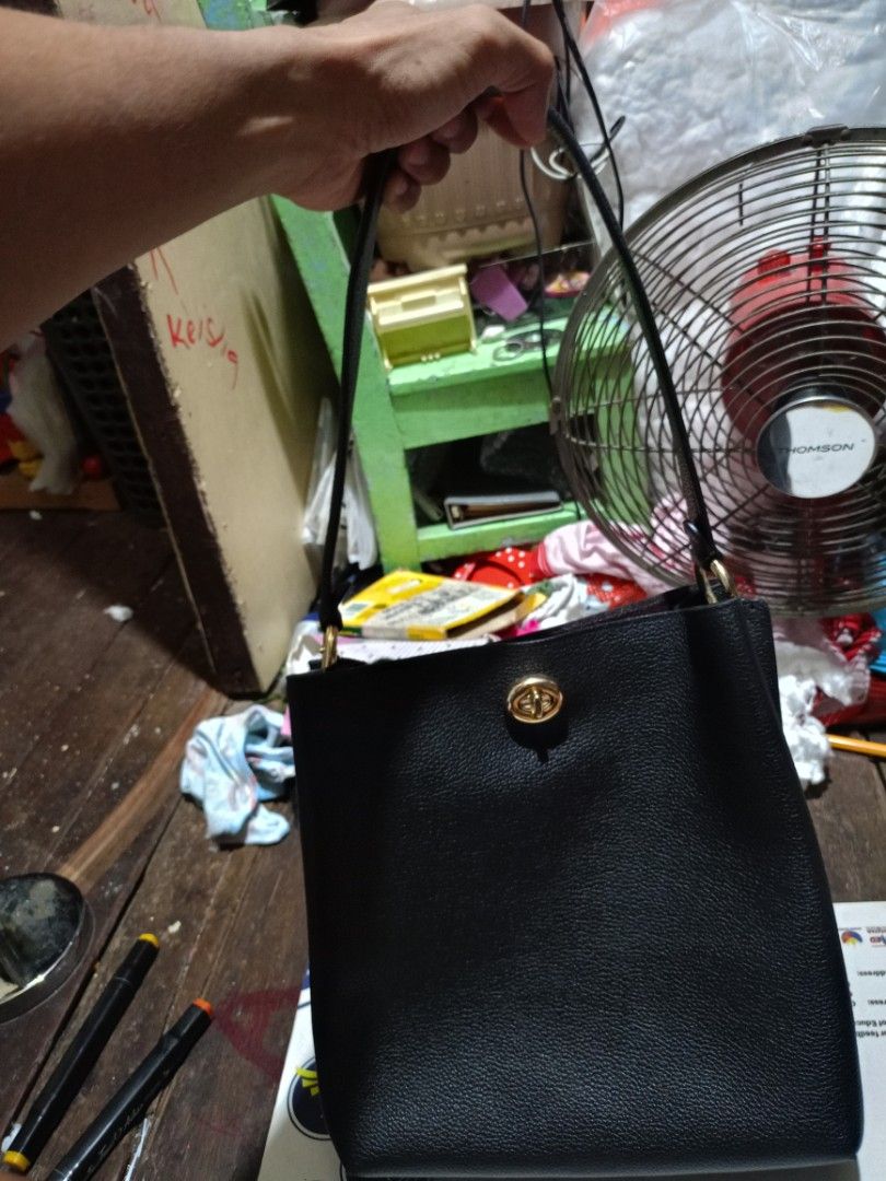 Coach bag (Category: Shoulder Bags) located in Manila. Submitted by raymund2501 (Listing ID 1468644808, Image 1). Description: for sale 700 BASA MUNA MAIGI FOR PROJECT BAG / RESTORE ISSUE BAKBAK UNG LOOB UN LNG MATAGAL NAITAGO LABAS OK N OK PA.