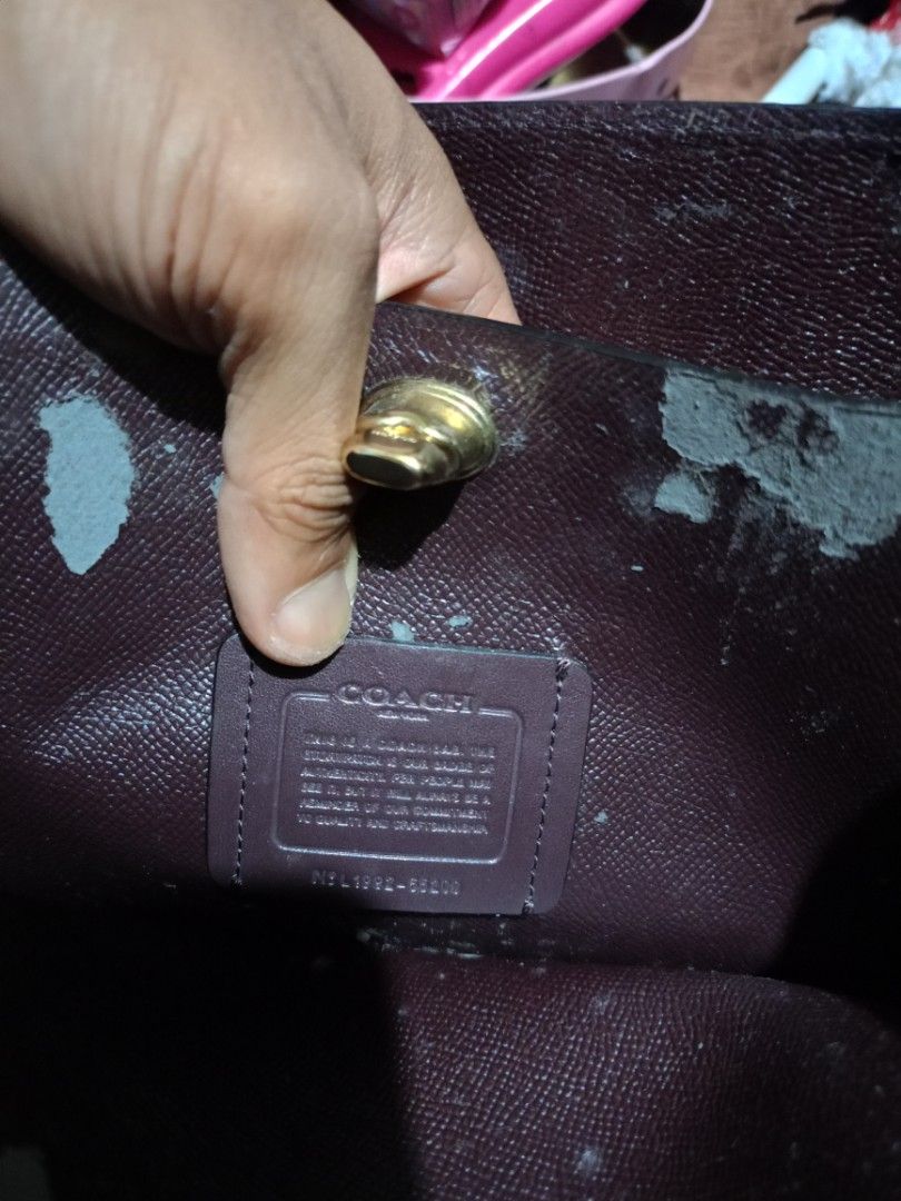 Coach bag (Category: Shoulder Bags) located in Manila. Submitted by raymund2501 (Listing ID 1468644808, Image 2). Description: for sale 700 BASA MUNA MAIGI FOR PROJECT BAG / RESTORE ISSUE BAKBAK UNG LOOB UN LNG MATAGAL NAITAGO LABAS OK N OK PA.