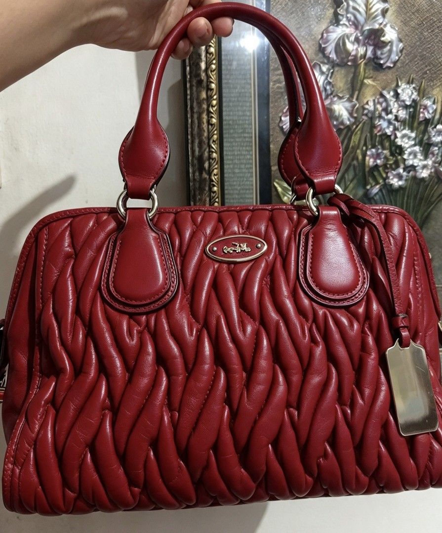 Coach bag💯 (Category: Shoulder Bags) located in Iloilo. Submitted by khonz (Listing ID 1468710537, Image 1). Description: no flaw strap missing.