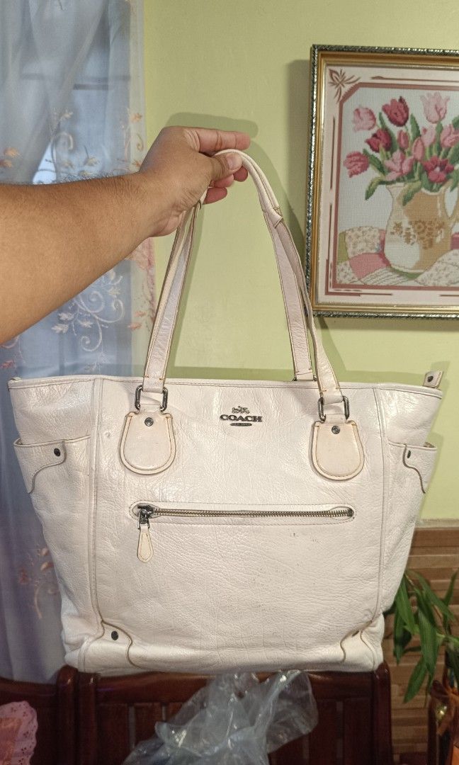 Coach Batch 1 (Category: Luxury Bags & Wallets) located in Cavite. Submitted by maemhayeo4 (Listing ID 1468508626, Image 2). Description: Dm for more details 📤📤📤 Bennett Satchel CHOCO ❌SOLD❌.
