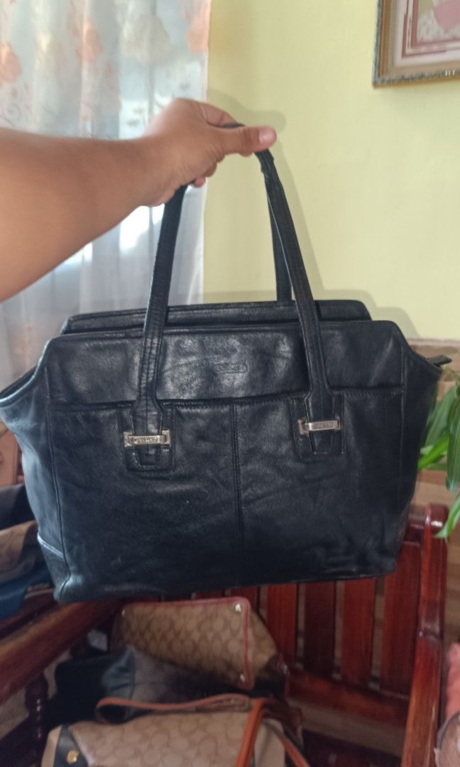 Coach Batch 2 (Category: Luxury Bags & Wallets) located in Cavite. Submitted by maemhayeo4 (Listing ID 1468508827, Image 3). Description: Dm for more details 📤📤📤 BROWN TOTE ❌SOLD❌.