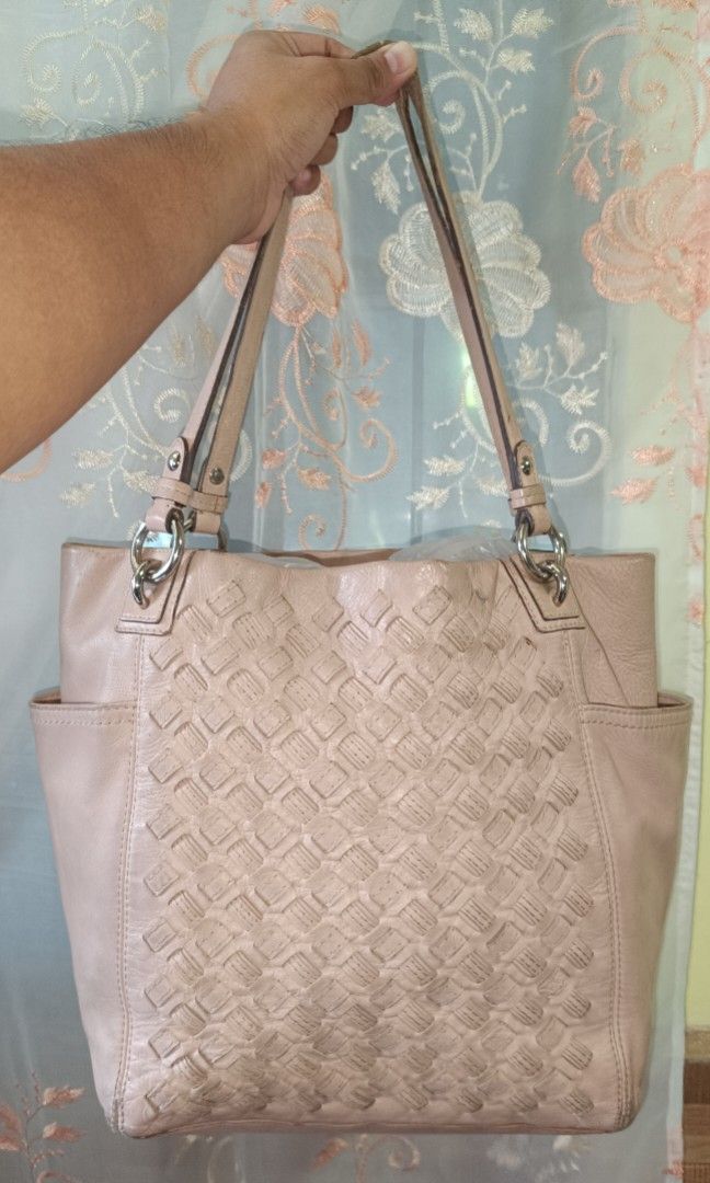 Coach Batch 2 (Category: Luxury Bags & Wallets) located in Cavite. Submitted by maemhayeo4 (Listing ID 1468508827, Image 2). Description: Dm for more details 📤📤📤 BROWN TOTE ❌SOLD❌.