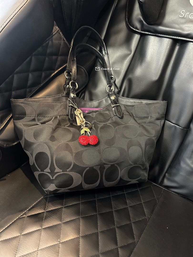 Coach Carly Tote (Category: Shoulder Bags) located in Dagupan City. Submitted by emmanreyes (Listing ID 1468669939, Image 1). Description: .