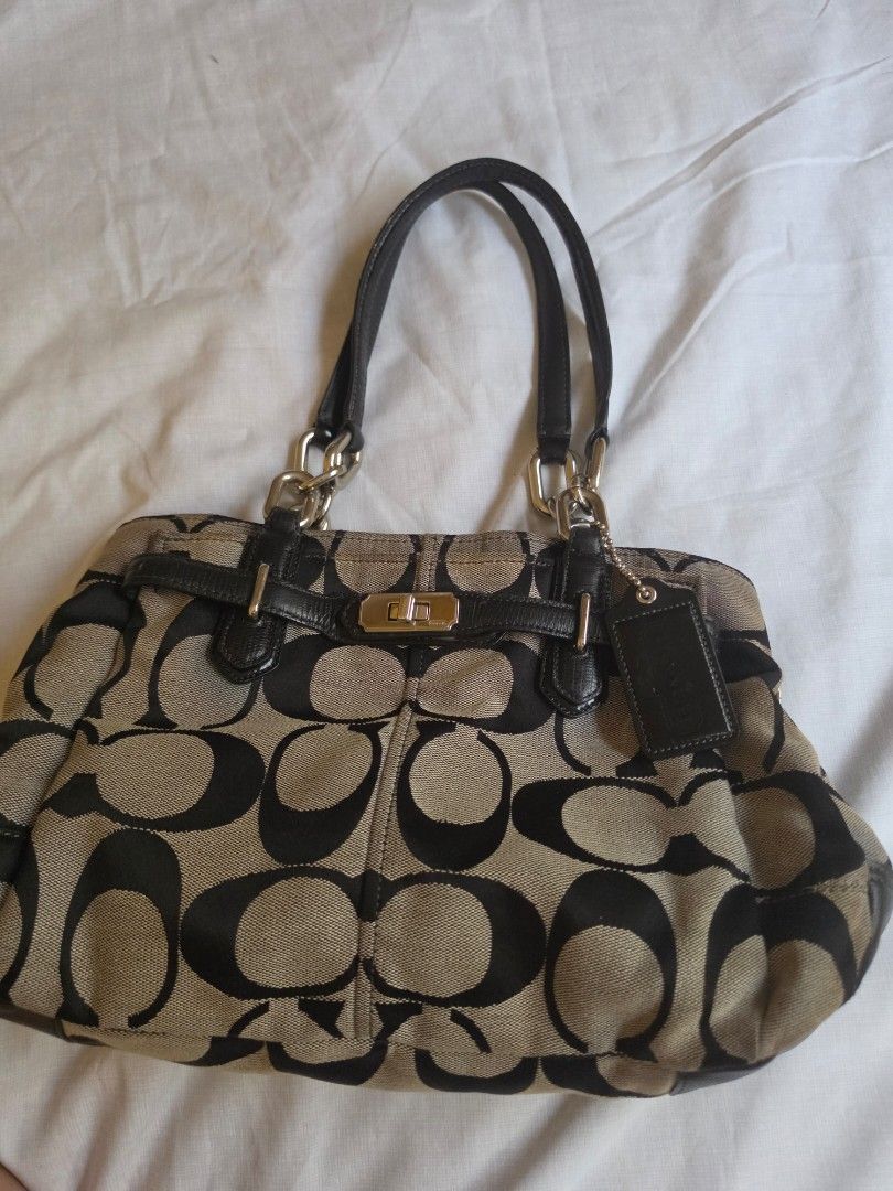 Coach Chelsea Carryall (Category: Shoulder Bags) located in Talisay. Submitted by tinkerbellaaaa (Listing ID 1468584547, Image 1). Description: Vintage Coach Chelsea. minor signs of wear. intact handle and rubber linings. no choppings, no cracks, no runs, no rubs. silver hardware material: Canvass (washable).