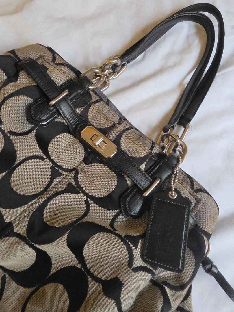 Coach Chelsea Carryall (Category: Shoulder Bags) located in Talisay. Submitted by tinkerbellaaaa (Listing ID 1468584547, Image 3). Description: Vintage Coach Chelsea. minor signs of wear. intact handle and rubber linings. no choppings, no cracks, no runs, no rubs. silver hardware material: Canvass (washable).