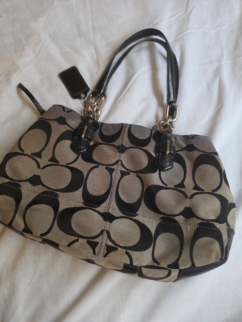 Coach Chelsea Carryall (Category: Shoulder Bags) located in Talisay. Submitted by tinkerbellaaaa (Listing ID 1468584547, Image 2). Description: Vintage Coach Chelsea. minor signs of wear. intact handle and rubber linings. no choppings, no cracks, no runs, no rubs. silver hardware material: Canvass (washable).