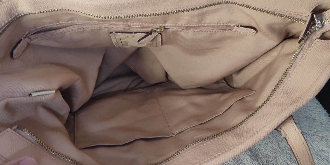 Coach City Tote Peach (Category: Tote Bags) located in Pasig City. Submitted by xcess_baggage (Listing ID 1468634838, Image 2). Description: .