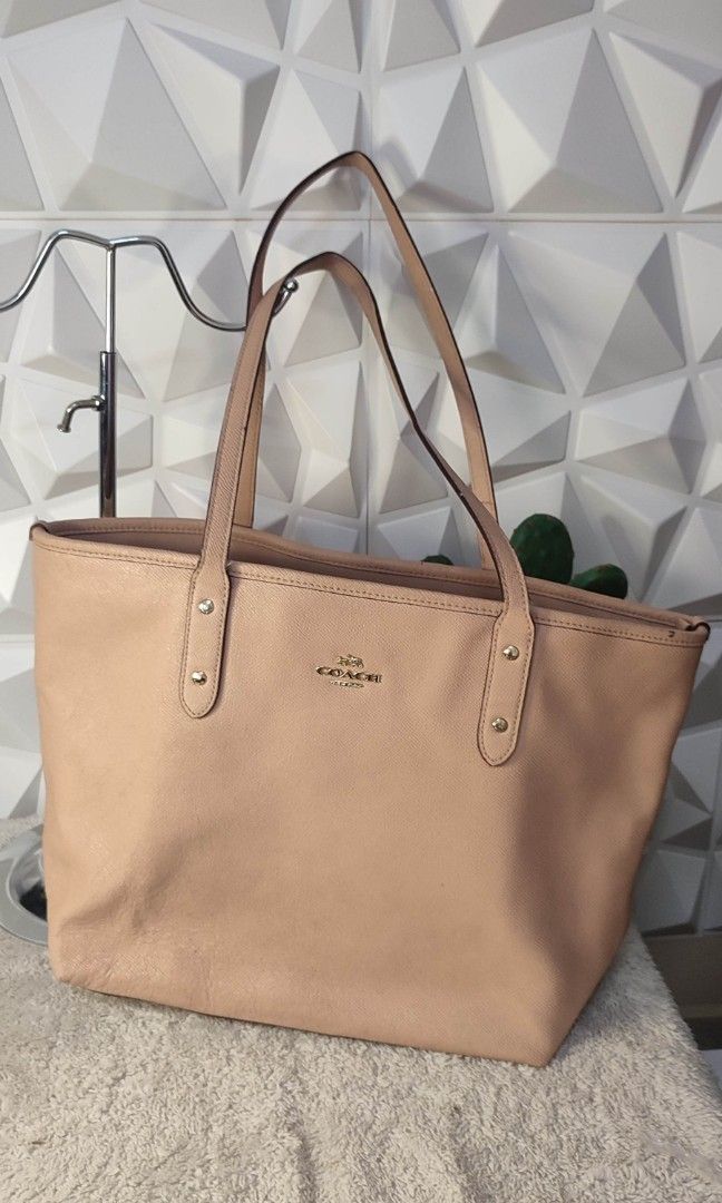 Coach City Tote Peach (Category: Tote Bags) located in Pasig City. Submitted by xcess_baggage (Listing ID 1468634838, Image 1). Description: .