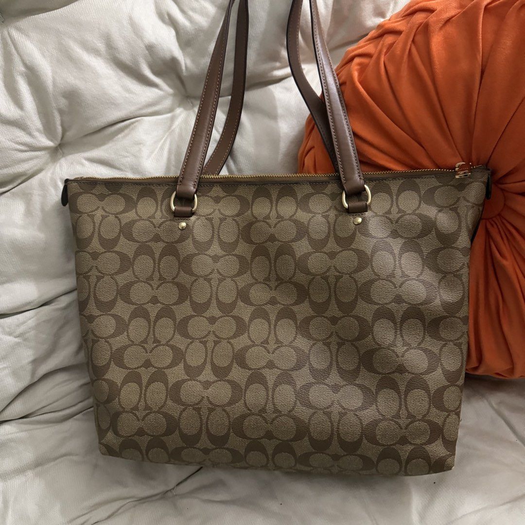 COACH GALLERY TOTE (Category: Luxury Bags & Wallets) located in Taguig. Submitted by angelicamae_012 (Listing ID 1468682866, Image 2). Description: Great condition Flaw: edges Negotiable .