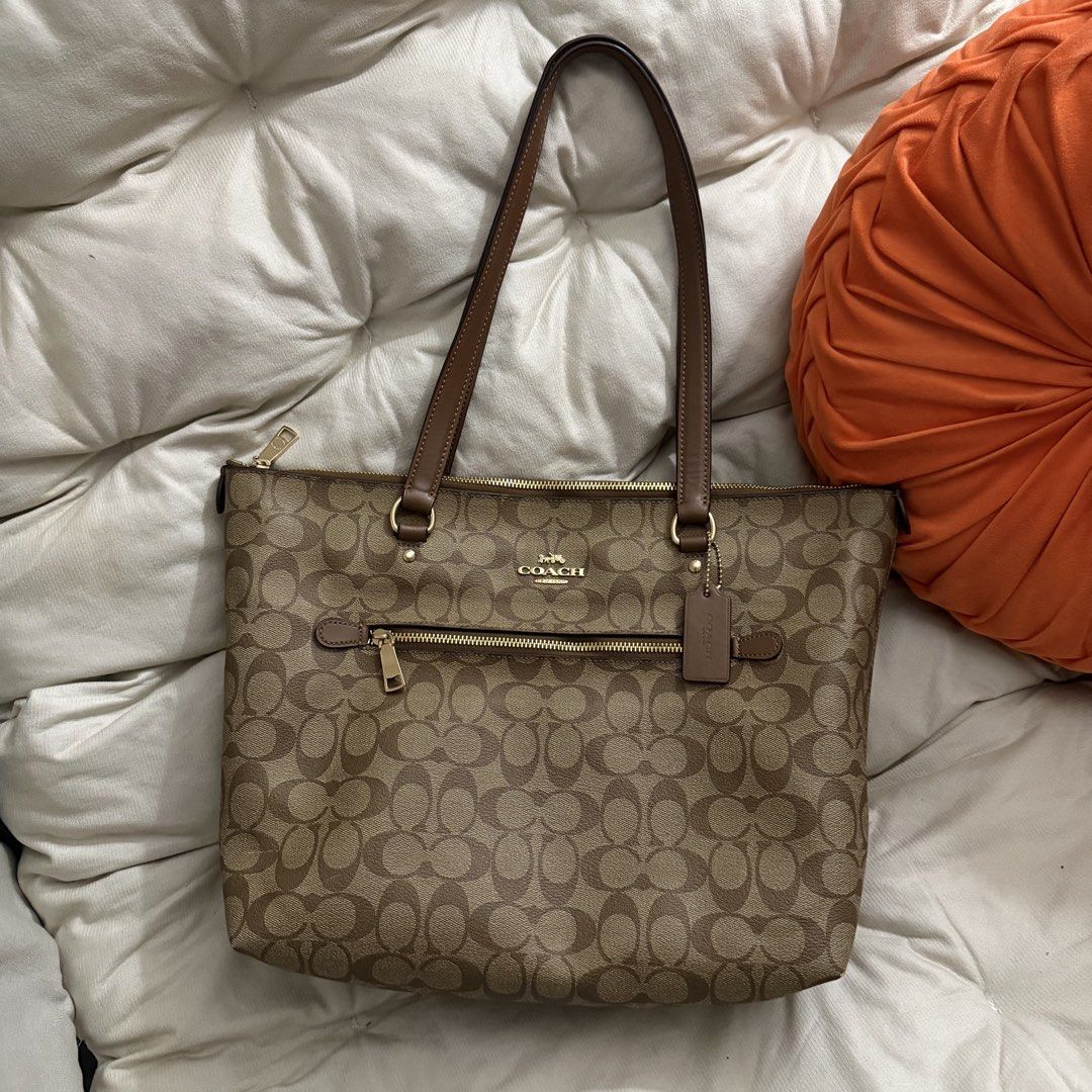 COACH GALLERY TOTE (Category: Luxury Bags & Wallets) located in Taguig. Submitted by angelicamae_012 (Listing ID 1468682866, Image 1). Description: Great condition Flaw: edges Negotiable .