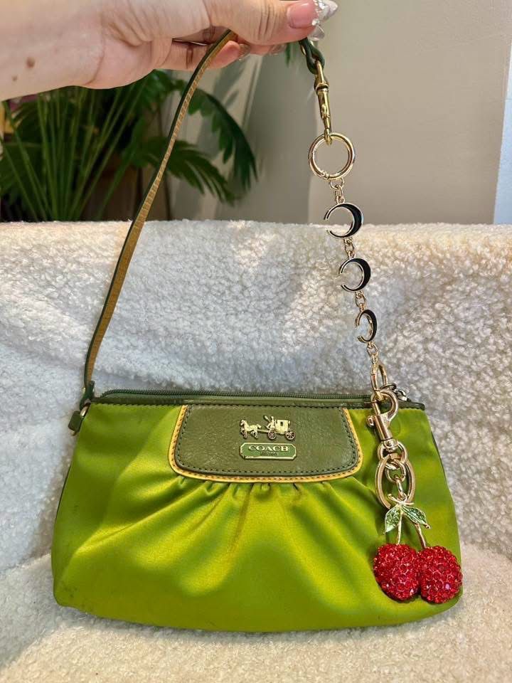 Coach Green Wristlet (Category: Shoulder Bags) located in Dagupan City. Submitted by emmanreyes (Listing ID 1468664494, Image 1). Description: .