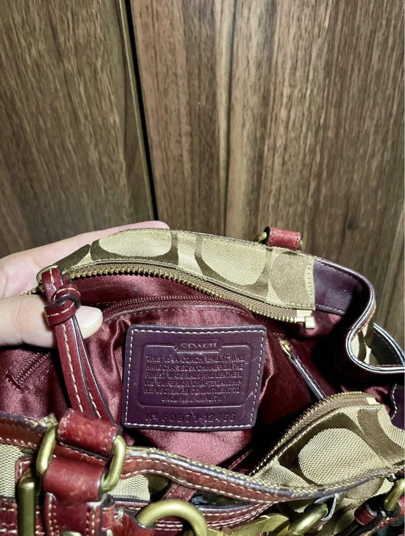 Coach Hamptons Signature Python Stripe Tote Bag (Category: Tote Bags) located in Davao. Submitted by babylyndorlones1 (Listing ID 1468615077, Image 3). Description: .