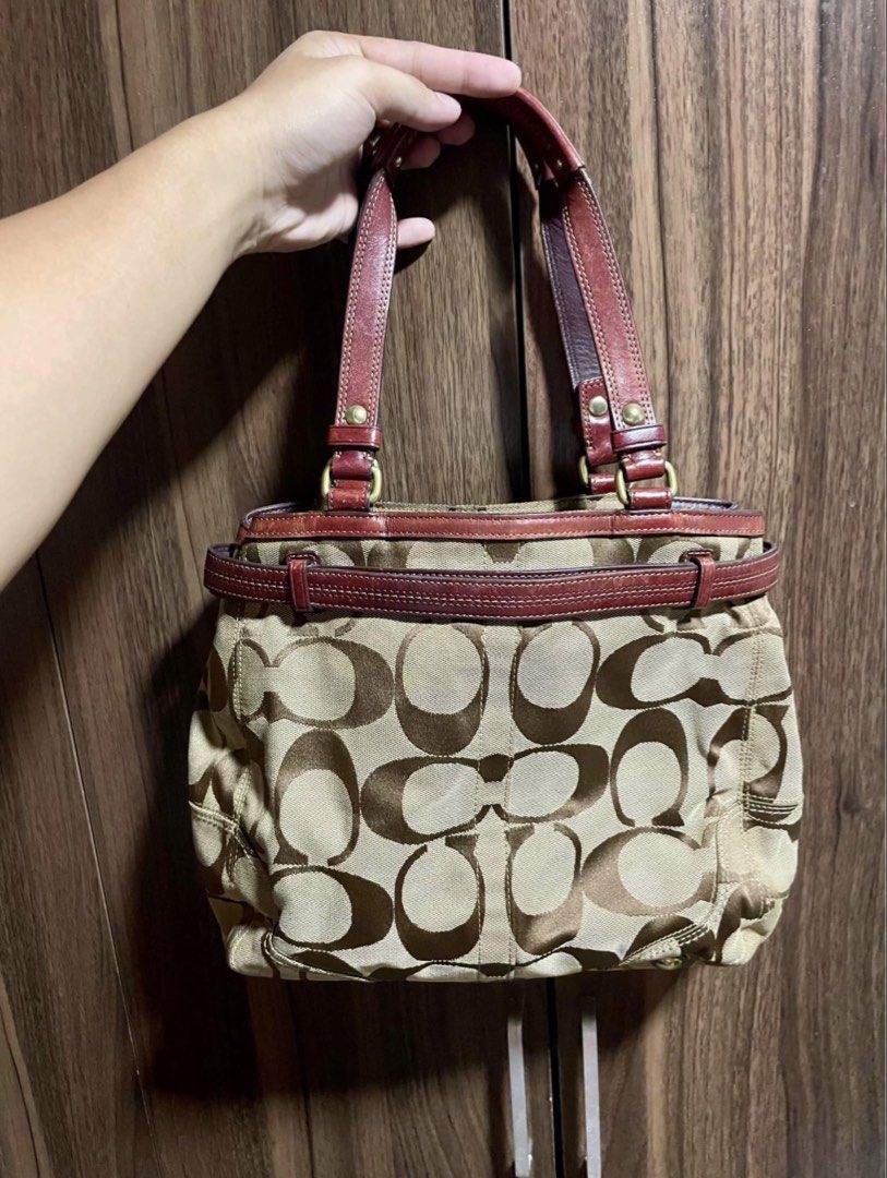 Coach Hamptons Signature Python Stripe Tote Bag (Category: Tote Bags) located in Davao. Submitted by babylyndorlones1 (Listing ID 1468615077, Image 2). Description: .