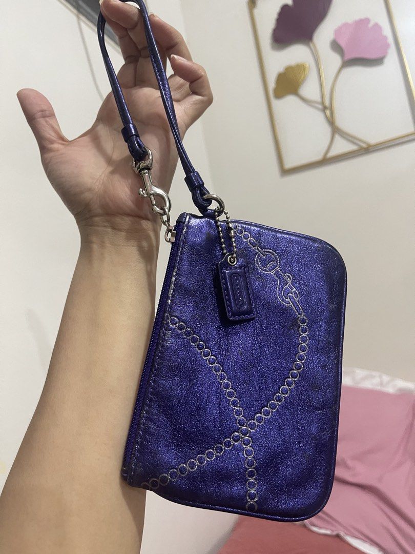 coach leather wrislet purse (Category: Wallets & Card holders) located in Cabiao. Submitted by imeon13 (Listing ID 1468708407, Image 1). Description: .