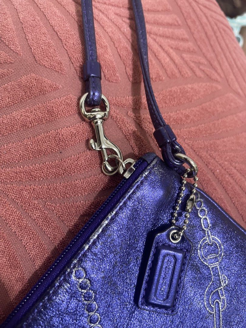 coach leather wrislet purse (Category: Wallets & Card holders) located in Cabiao. Submitted by imeon13 (Listing ID 1468708407, Image 2). Description: .