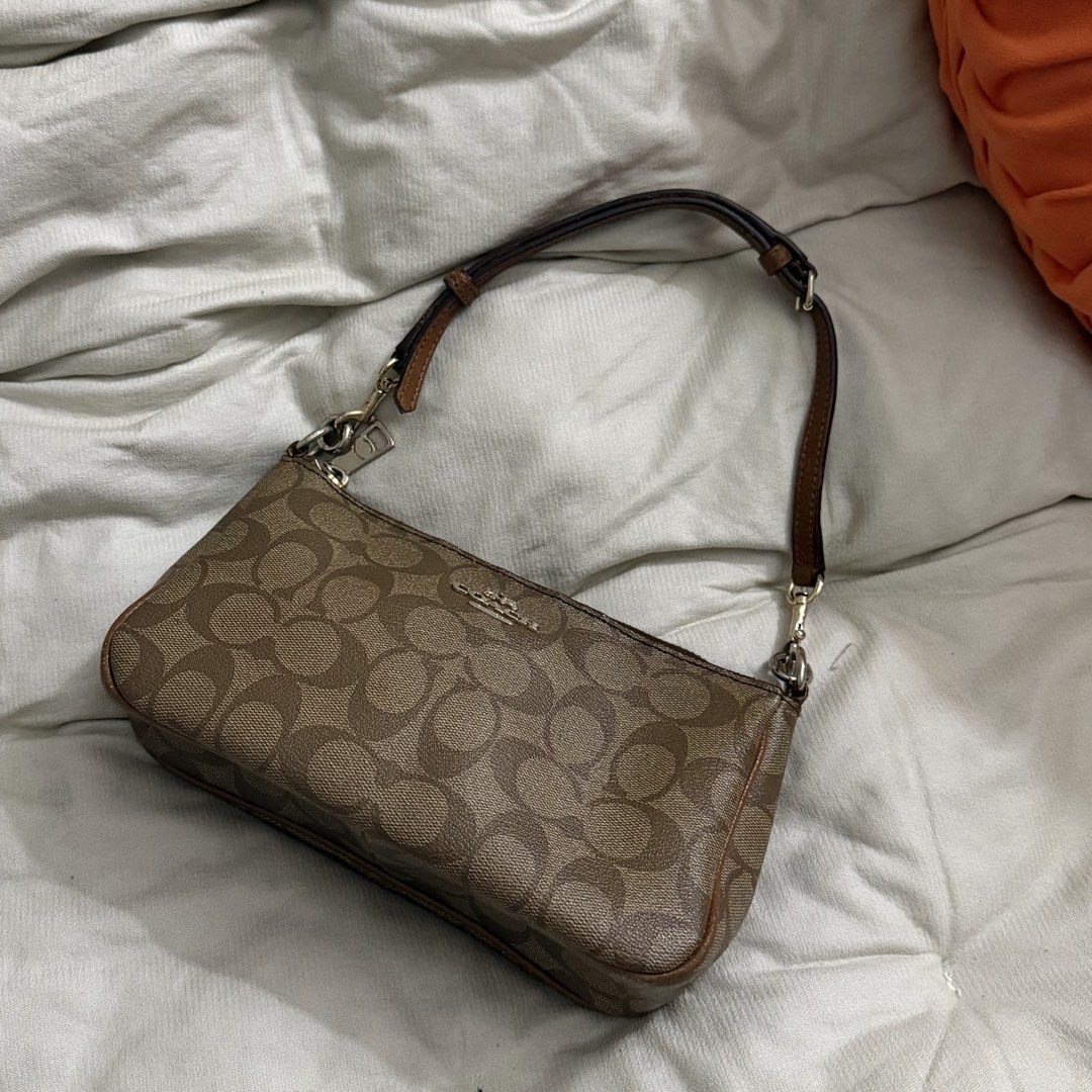 COACH NOLITA (Category: Luxury Bags & Wallets) located in Taguig. Submitted by angelicamae_012 (Listing ID 1468682601, Image 2). Description: With signs of use No hangtag No sling.