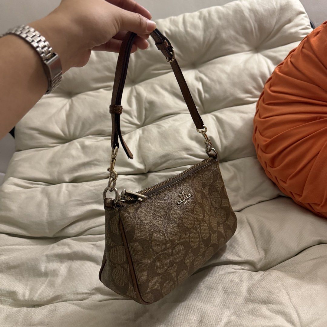 COACH NOLITA (Category: Luxury Bags & Wallets) located in Taguig. Submitted by angelicamae_012 (Listing ID 1468682601, Image 1). Description: With signs of use No hangtag No sling.