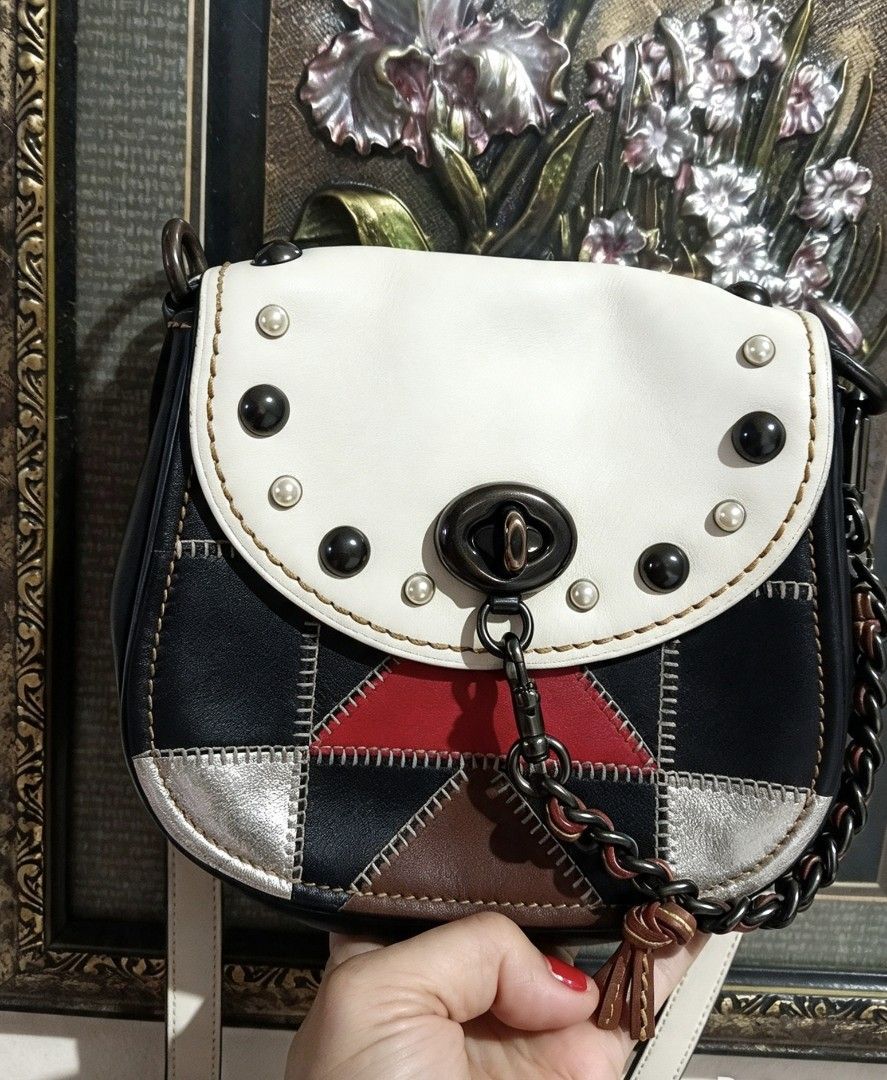Coach patches sling (Category: Cross-body Bags) located in Iloilo. Submitted by khonz (Listing ID 1468712444, Image 1). Description: no flaw.