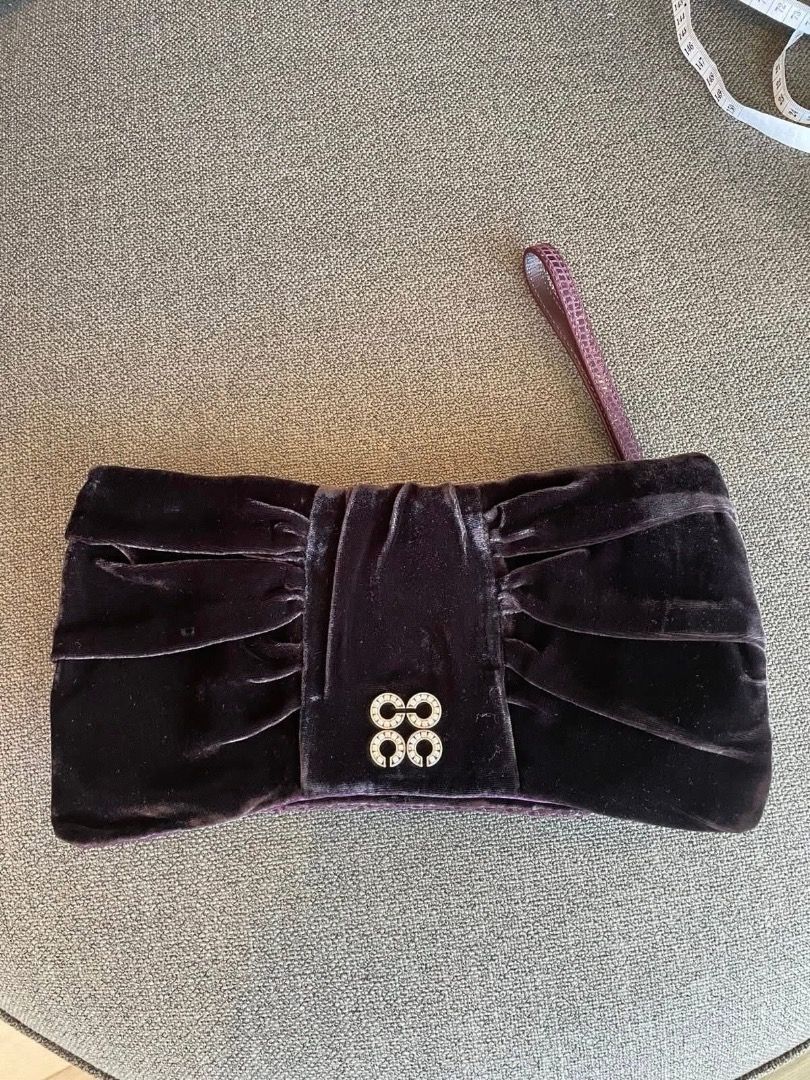 Coach Rhinestone Wristlet (Category: Purses & Pouches) located in Dagupan City. Submitted by emmanreyes (Listing ID 1468664289, Image 1). Description: .