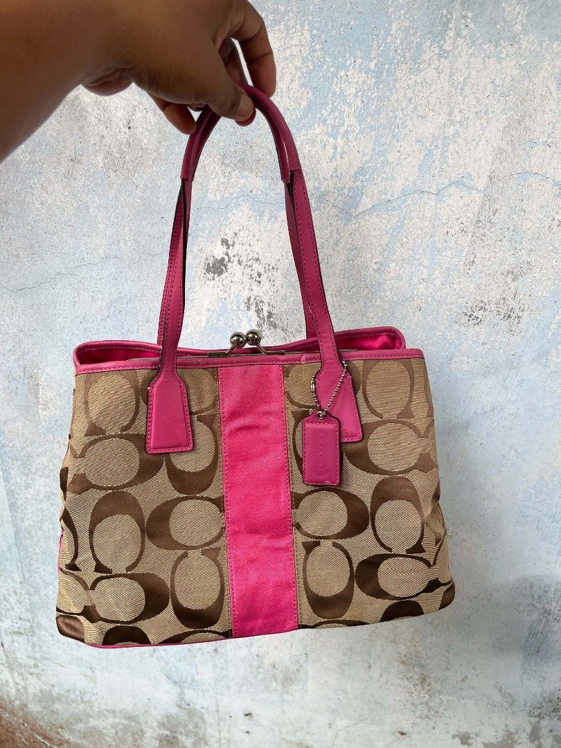 coach signature (Category: Shoulder Bags) located in Siay. Submitted by Jaaziahthriftdumaguete (Listing ID 1468709556, Image 2). Description: Wts ❗ Coach canvas signature kiss lock bag Adult size medium-large Excellent condition issue last. picture lang 👌 Pm me nalang if want video call etc. I can provide my Facebook account ☺️ Mine : 7000 Free shipping fee Negotiable sa sure buyer drop offer lang ❤️ Location Zamboanga Sibugay Mindanao.