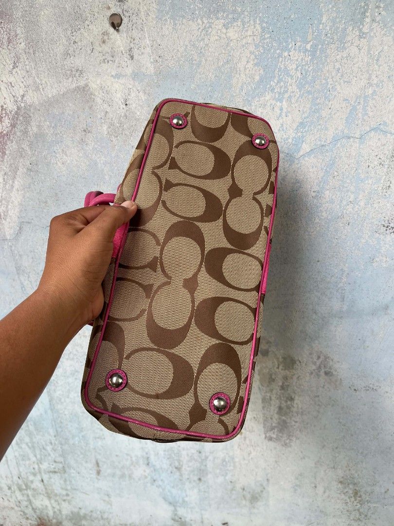 coach signature (Category: Shoulder Bags) located in Siay. Submitted by Jaaziahthriftdumaguete (Listing ID 1468709556, Image 3). Description: Wts ❗ Coach canvas signature kiss lock bag Adult size medium-large Excellent condition issue last. picture lang 👌 Pm me nalang if want video call etc. I can provide my Facebook account ☺️ Mine : 7000 Free shipping fee Negotiable sa sure buyer drop offer lang ❤️ Location Zamboanga Sibugay Mindanao.
