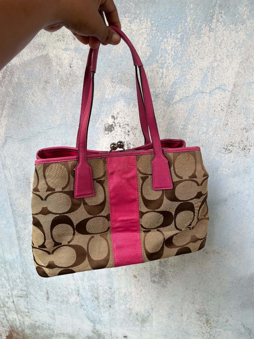 coach signature (Category: Shoulder Bags) located in Siay. Submitted by Jaaziahthriftdumaguete (Listing ID 1468709556, Image 1). Description: Wts ❗ Coach canvas signature kiss lock bag Adult size medium-large Excellent condition issue last. picture lang 👌 Pm me nalang if want video call etc. I can provide my Facebook account ☺️ Mine : 7000 Free shipping fee Negotiable sa sure buyer drop offer lang ❤️ Location Zamboanga Sibugay Mindanao.