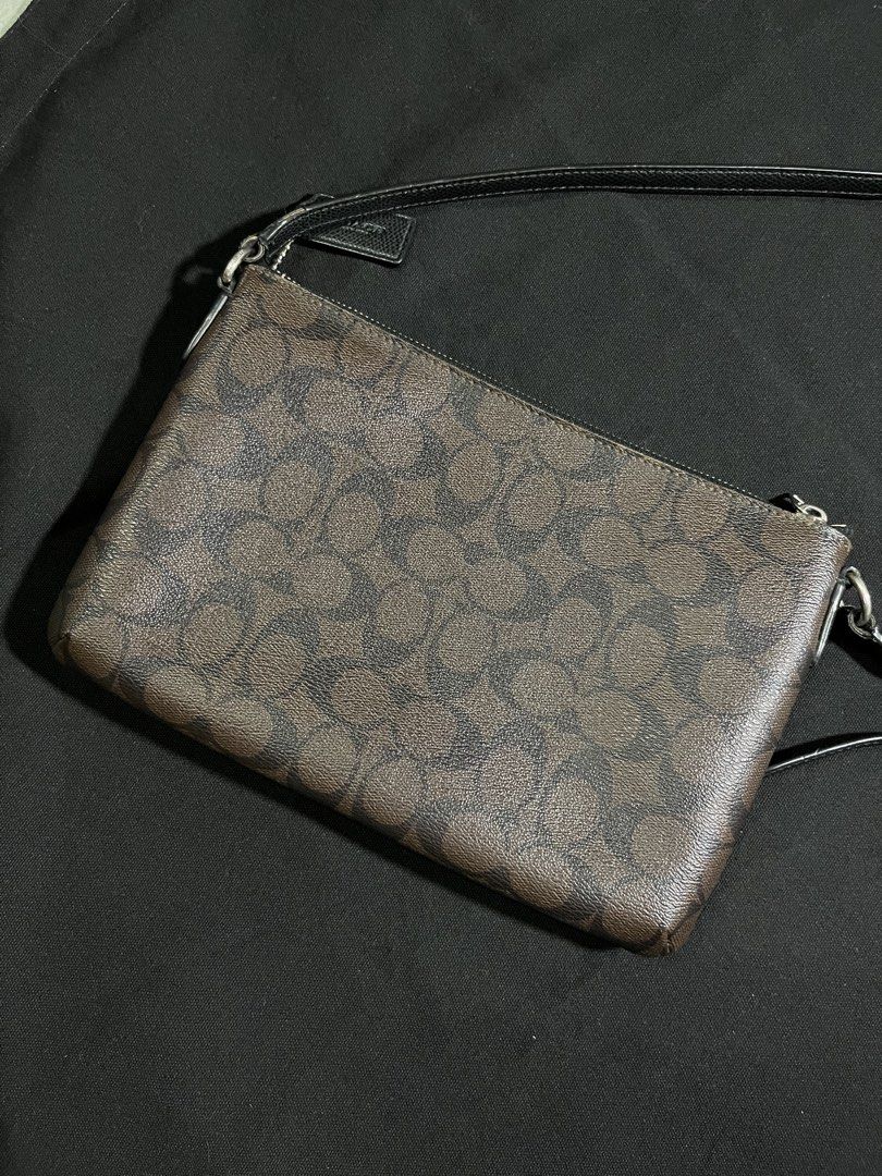 COACH SIGNATURE CROSSBODY BAG (Category: Luxury Bags & Wallets) located in Quezon City. Submitted by headline. (Listing ID 1468679955, Image 2). Description: COACH SIGNATURE CROSSBODY BAG BROWN OG COLOR EXCELLENT CONDITION (minimal scratch) FOR ONLY:1,650php +SHIPPING FEE.