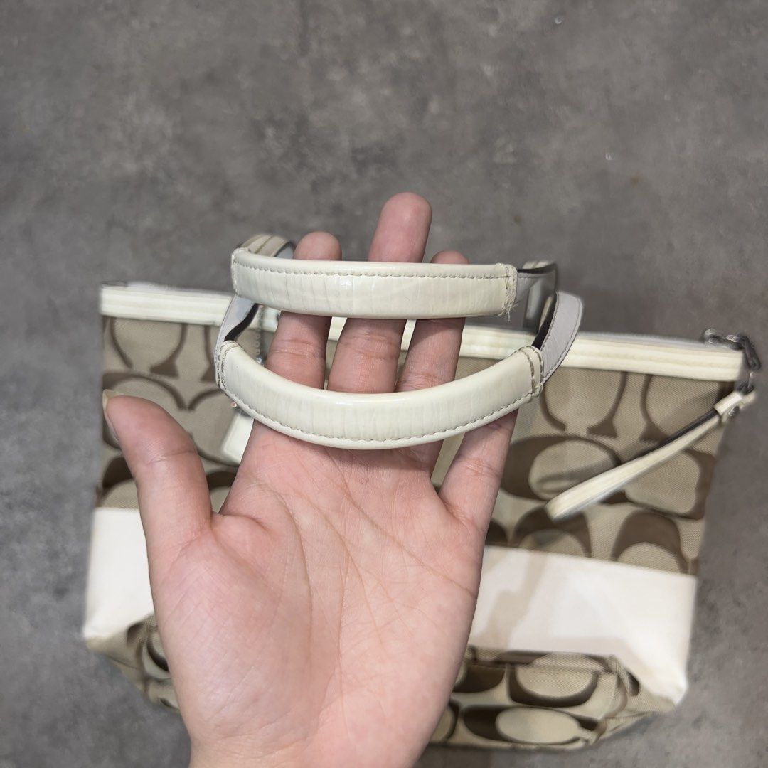 Coach Tote Bag Y2K (Category: Shoulder Bags) located in Manila. Submitted by primivaluxeshop (Listing ID 1468660570, Image 3). Description: Negotiable.
