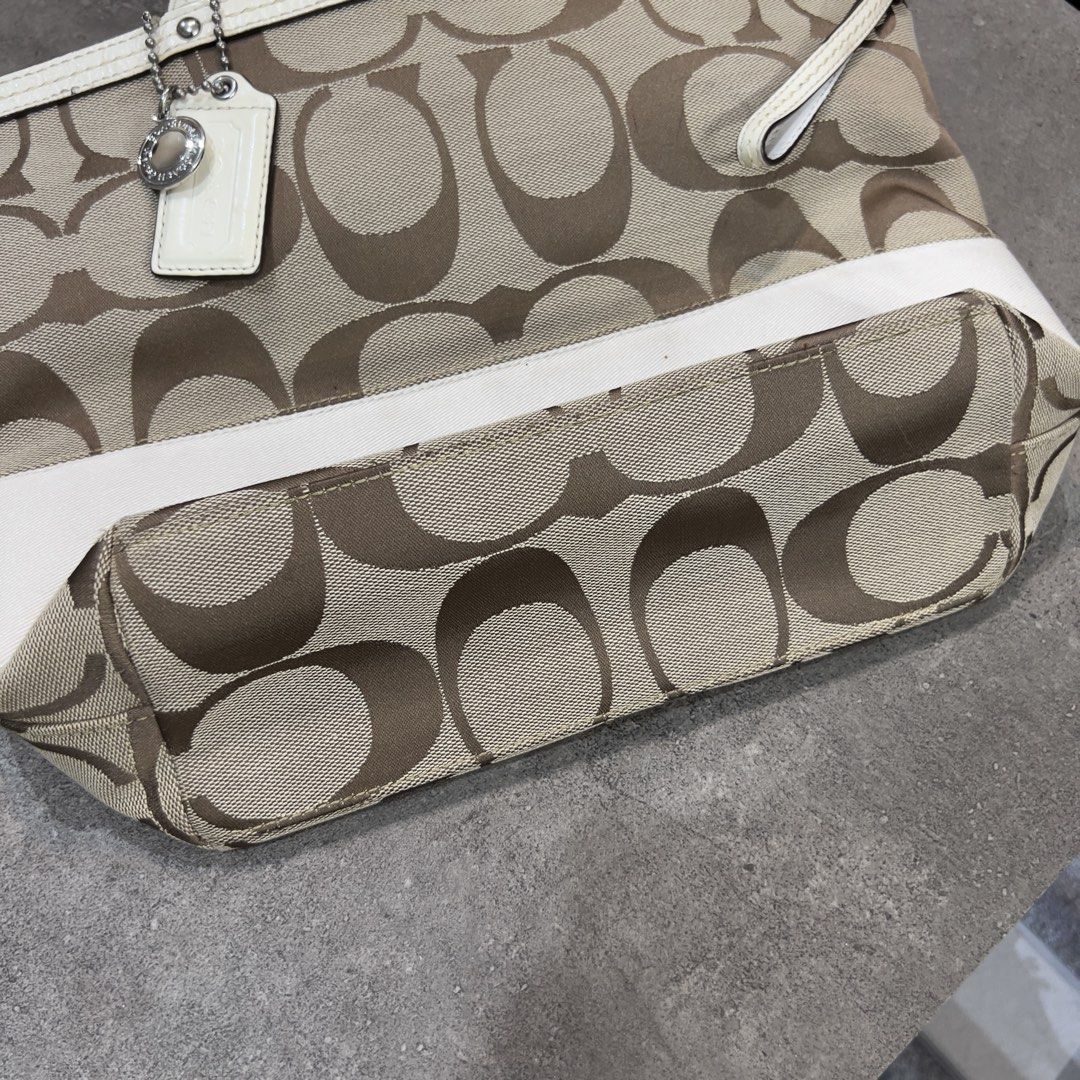 Coach Tote Bag Y2K (Category: Shoulder Bags) located in Manila. Submitted by primivaluxeshop (Listing ID 1468660570, Image 2). Description: Negotiable.