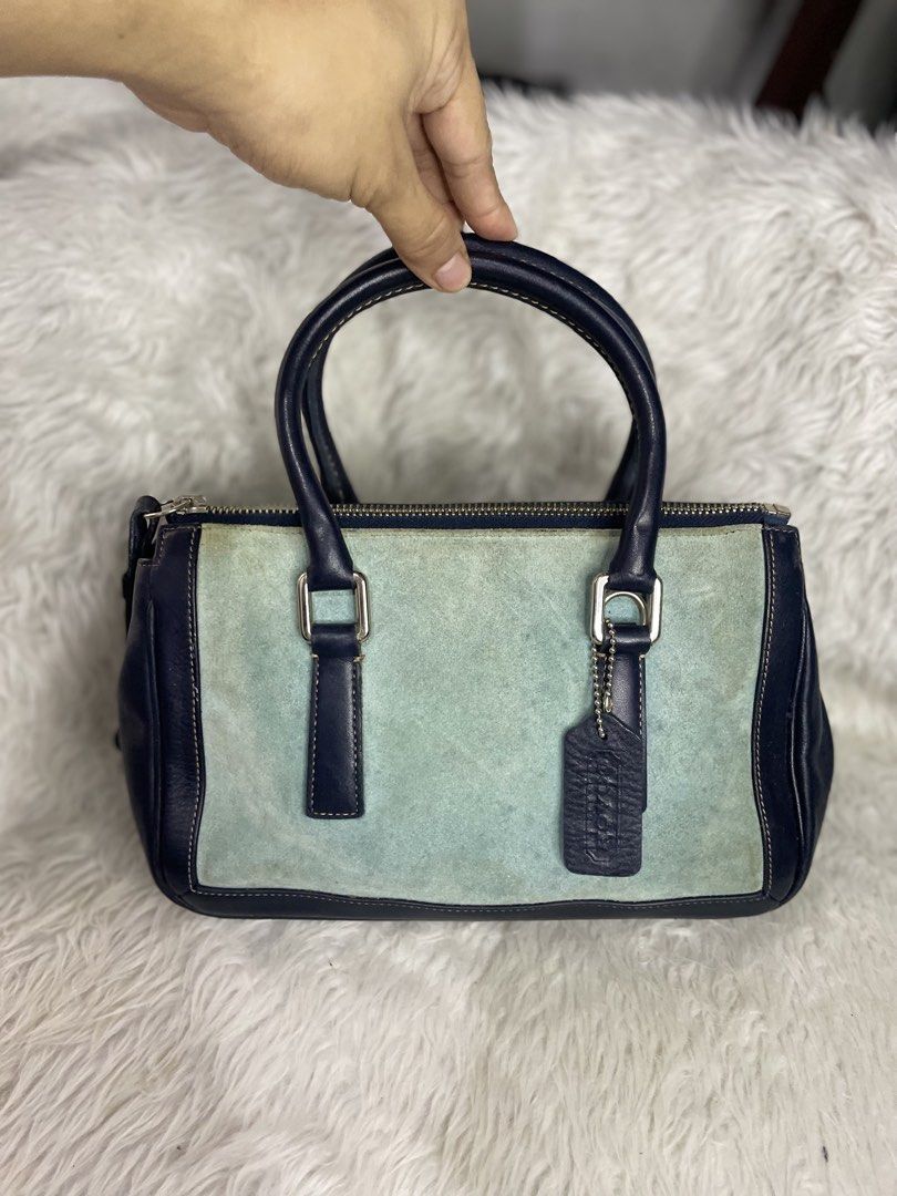 Coach vintage bundle (Category: Luxury Bags & Wallets) located in Malabon City. Submitted by bagelyasnilucas (Listing ID 1468582989, Image 2). Description: Price for attention only!! Bundle 2 coach vintage bags 3k.