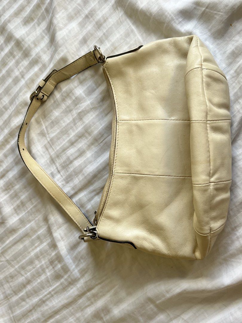 Vintage Coach Leather Shoulder Bag (Category: Luxury Bags & Wallets) located in Victorias. Submitted by jfindsss2 (Listing ID 1468512884, Image 2). Description: Wont entertain lowballer (slightly nego) pm for more deets Selling my moms preloved coach vintage shoulder bag rfs: not using anymore Loc: Iloilo city through lbc/flash only .