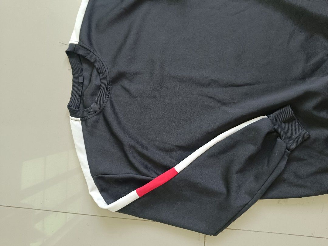 Colorblock Long-Sleeve Sweatshirt (Category: Coats, Jackets and Outerwear) located in Valenzuela. Submitted by justgorjas (Listing ID 1468504088, Image 3). Description: Size: Fits Medium to Large (Relaxed / Casual fit) A few loose threads sticking out near the neckline/collar area. Minor creasing/wrinkling from storage (can be easily ironed or steamed out). No major stains or tears visible in the photos..