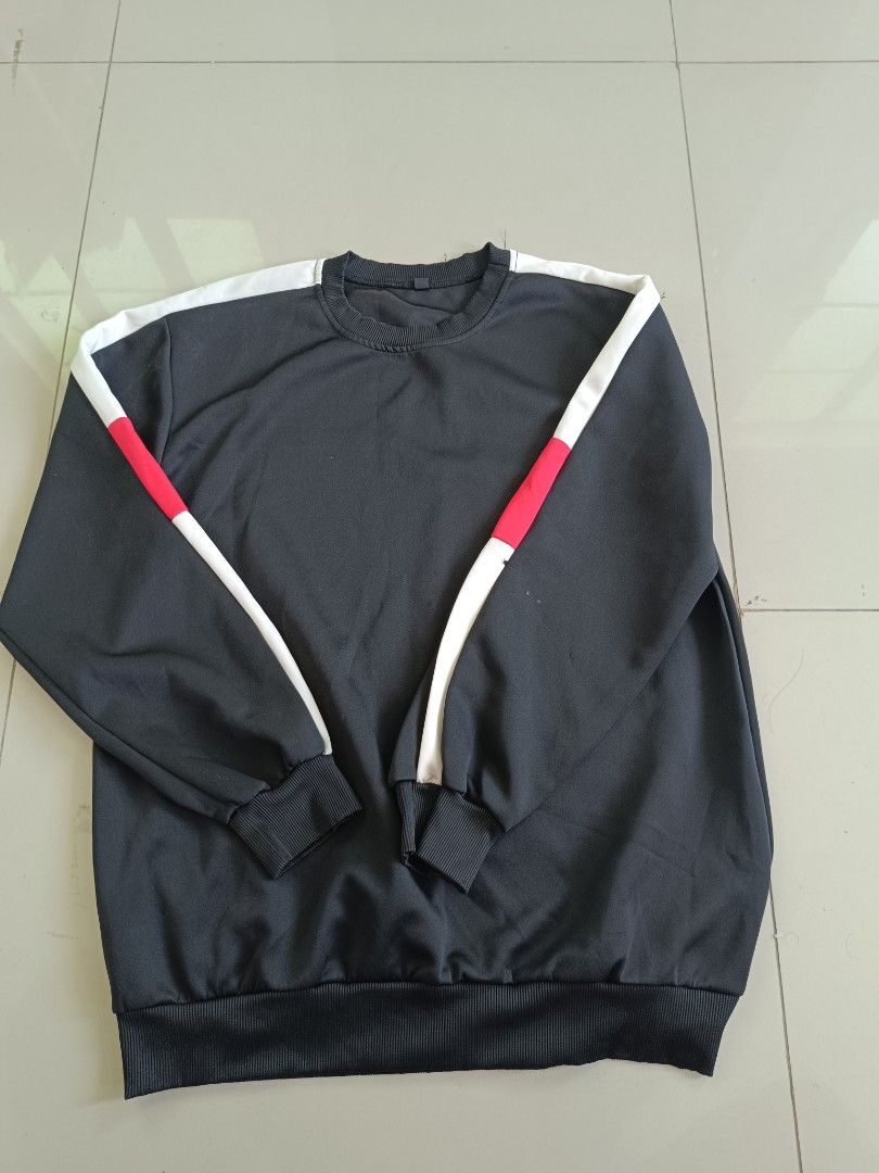 Colorblock Long-Sleeve Sweatshirt (Category: Coats, Jackets and Outerwear) located in Valenzuela. Submitted by justgorjas (Listing ID 1468504088, Image 2). Description: Size: Fits Medium to Large (Relaxed / Casual fit) A few loose threads sticking out near the neckline/collar area. Minor creasing/wrinkling from storage (can be easily ironed or steamed out). No major stains or tears visible in the photos..
