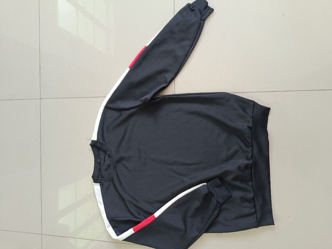 Colorblock Long-Sleeve Sweatshirt (Category: Coats, Jackets and Outerwear) located in Valenzuela. Submitted by justgorjas (Listing ID 1468504088, Image 1). Description: Size: Fits Medium to Large (Relaxed / Casual fit) A few loose threads sticking out near the neckline/collar area. Minor creasing/wrinkling from storage (can be easily ironed or steamed out). No major stains or tears visible in the photos..