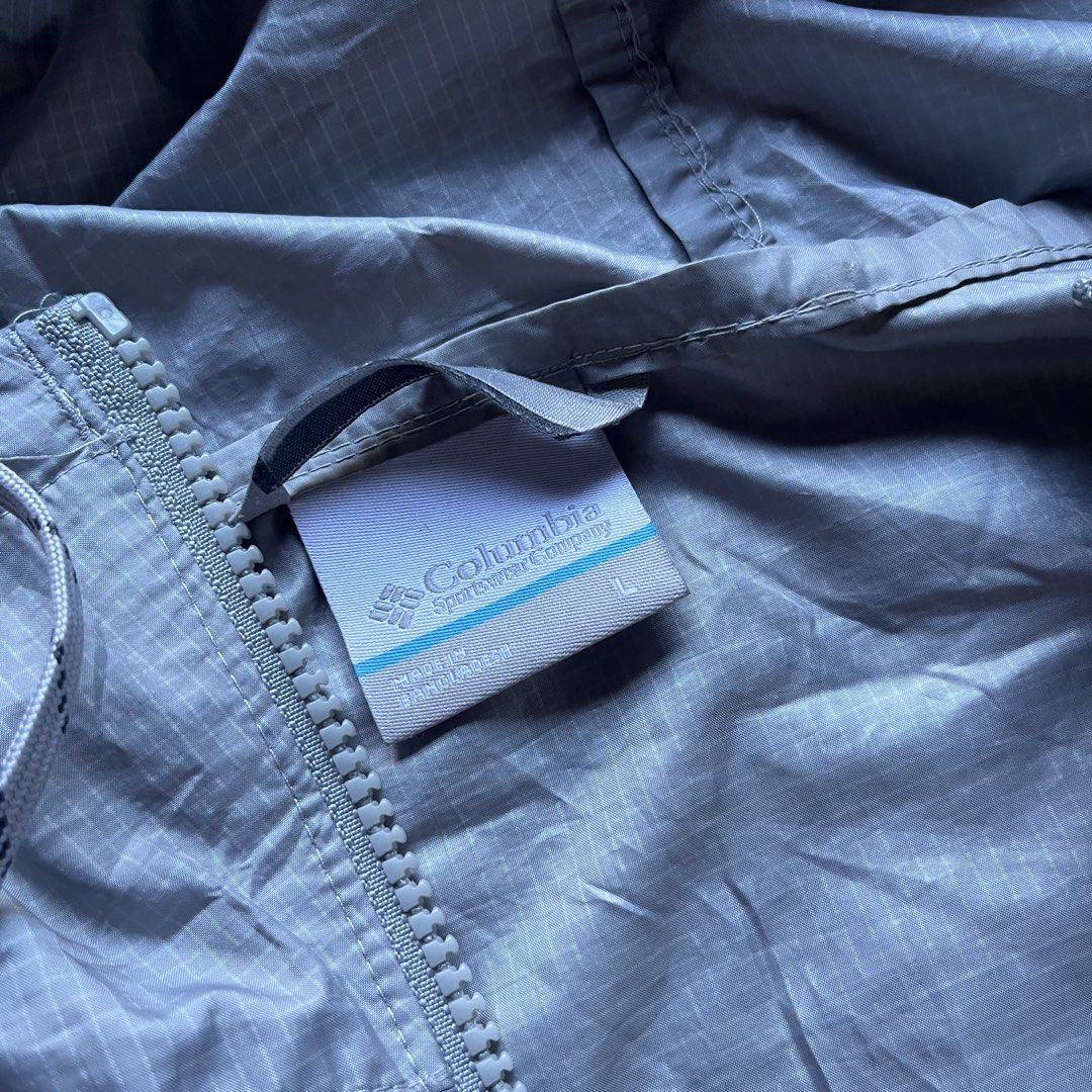Columbia (Category: Coats, Jackets and Outerwear) located in Lucena. Submitted by RAGGGGSSSS (Listing ID 1468628664, Image 3). Description: Columbia Lightweight Windbreaker Large on Tag 29.5x22 Excellent Condition Authentic No major issue Need Minor Wash .