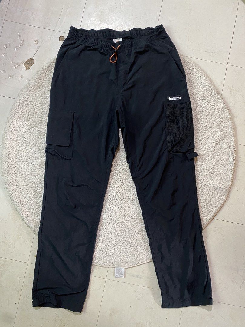 Columbia Black Cargo Pants (Category: Joggers) located in Cebu City. Submitted by sharksmile (Listing ID 1468597077, Image 2). Description: Columbia Deschutes Valley 🔸packable 🔸waistline: 30-34 🔸length : 40 🔸excellent condition 🔸850 shipped via JnT.