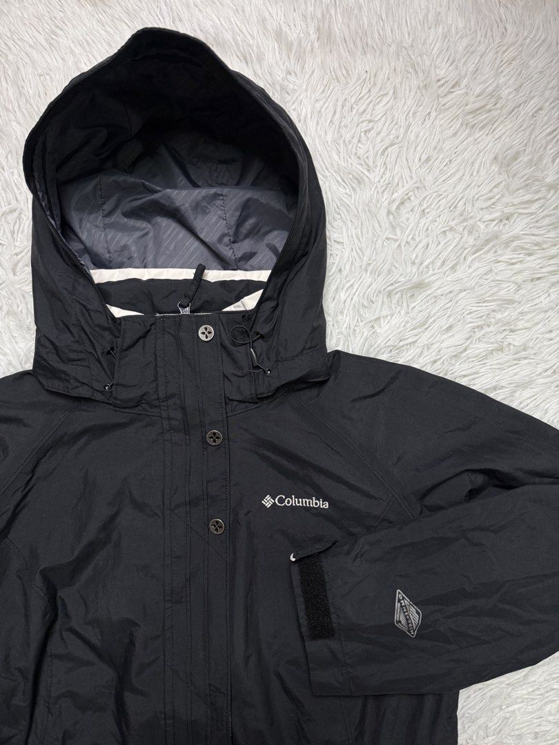 Columbia jacket (Category: Coats, Jackets and Outerwear) located in Baguio. Submitted by sellingtonshop (Listing ID 1468528256, Image 3). Description: t21. Columbia triclimate jacket *wind and water proof Size: M womens Dimes: 26*20 Condition: good as new Issue: none Mine: 880 Steal: 980 Grab: 1080.