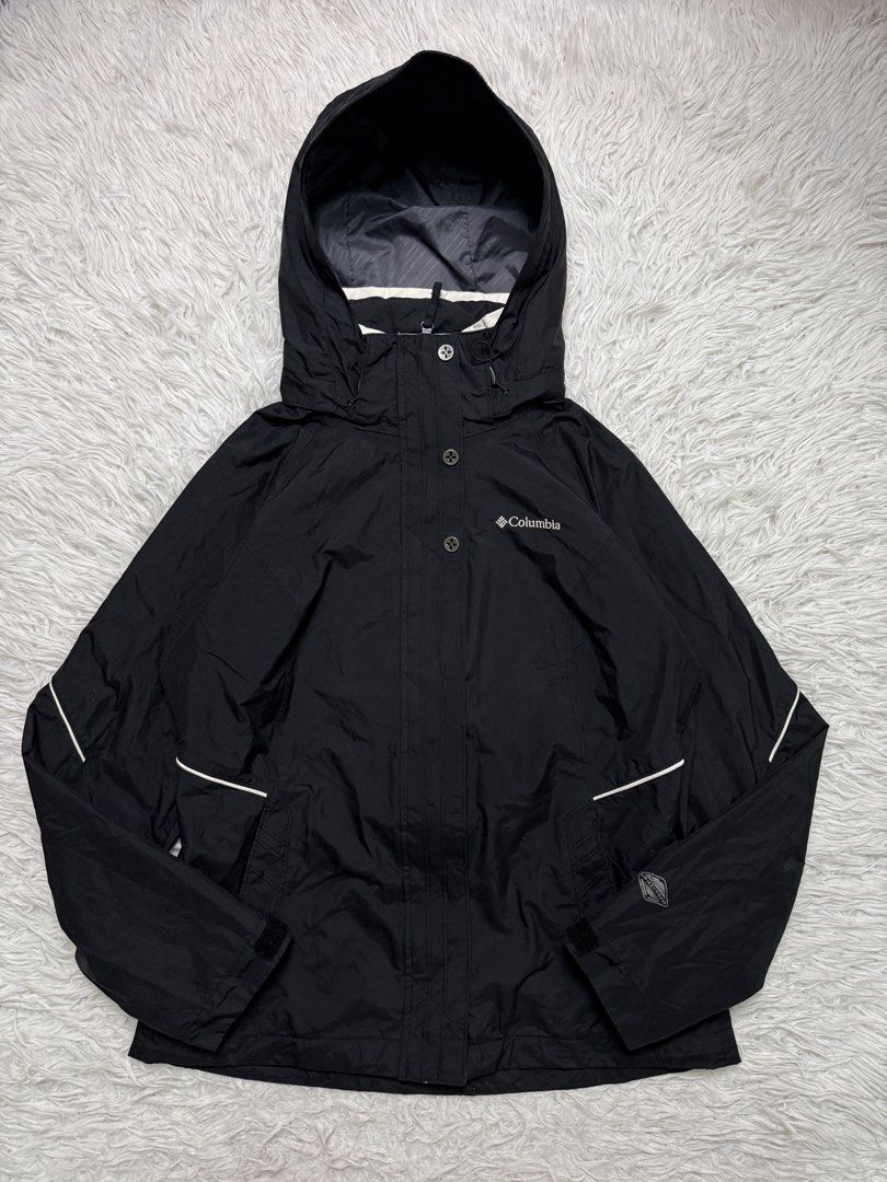 Columbia jacket (Category: Coats, Jackets and Outerwear) located in Baguio. Submitted by sellingtonshop (Listing ID 1468528256, Image 1). Description: t21. Columbia triclimate jacket *wind and water proof Size: M womens Dimes: 26*20 Condition: good as new Issue: none Mine: 880 Steal: 980 Grab: 1080.