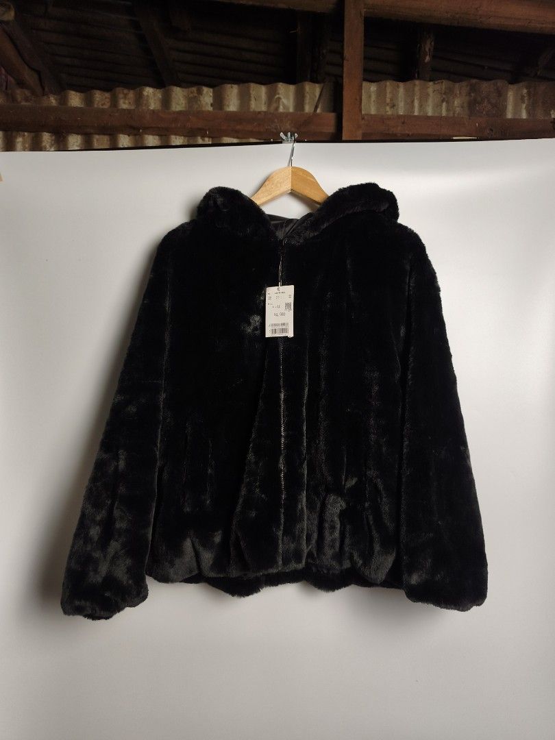 COLZA Black Coat (Category: Coats, Jackets and Outerwear) located in Puerto Princesa. Submitted by chi_thriftz (Listing ID 1468506690, Image 1). Description: Black Coat Location: Puerto Princesa City, Palawan 📍 Item is in prestige condition - already washed the items. Brand: Colza Type: Fur Jacket Color:Black Size: Medium Color Rate: 10/10 Fabric: Polyester All items are ready to use, but I still advice you to minimally wash it to avoid any inco