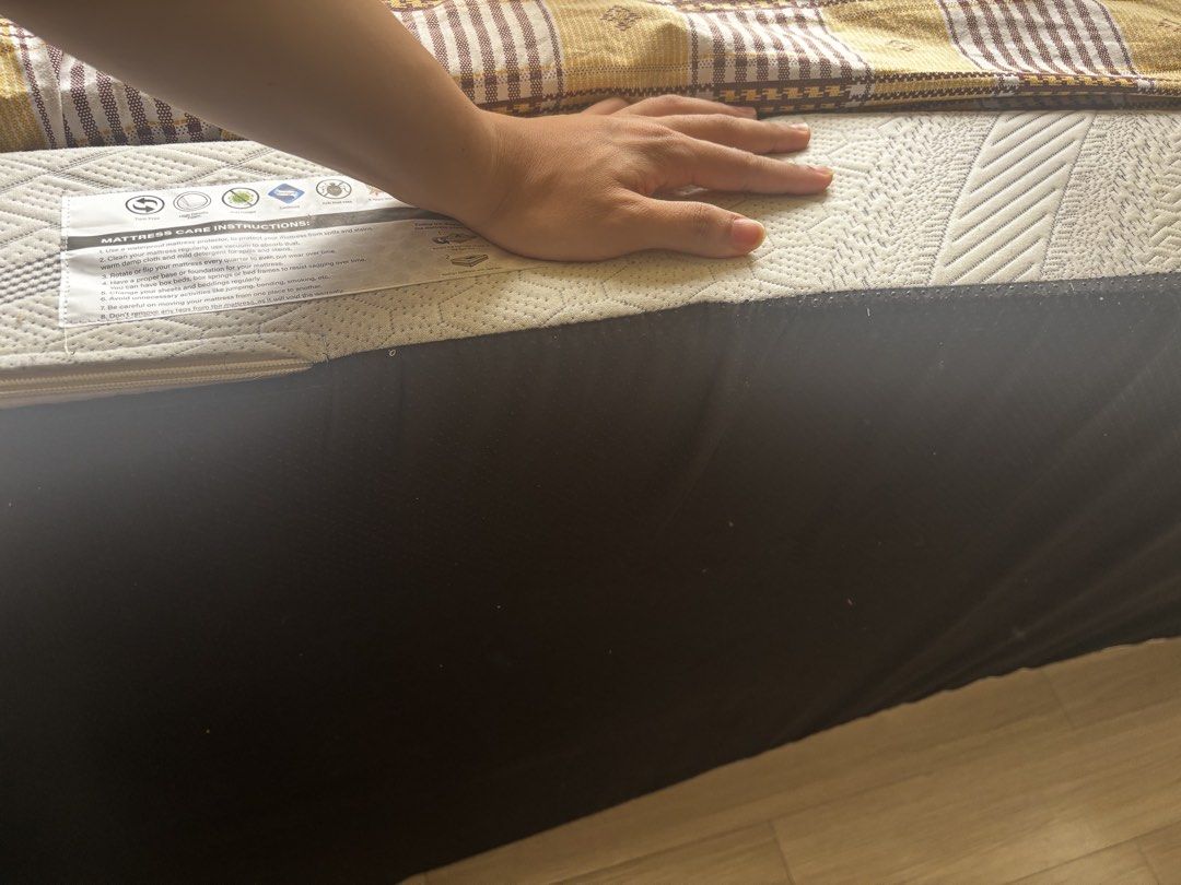 6-inch Comfortable Single Mattress White and Black (Category: Bed Frames & Mattresses) located in Sorsogon. Submitted by anjello279 (Listing ID 1468513050, Image 3). Description: 6-inch single mattress ( royal foam) Lightly used Bought May 27,2026 Also for sale: 4 inch uratex -1000 If kunin dalawa : 2700 na lang .