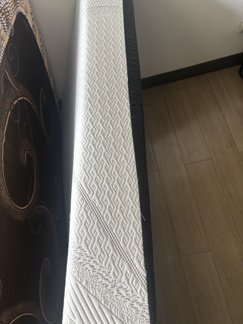 6-inch Comfortable Single Mattress White and Black (Category: Bed Frames & Mattresses) located in Sorsogon. Submitted by anjello279 (Listing ID 1468513050, Image 2). Description: 6-inch single mattress ( royal foam) Lightly used Bought May 27,2026 Also for sale: 4 inch uratex -1000 If kunin dalawa : 2700 na lang .