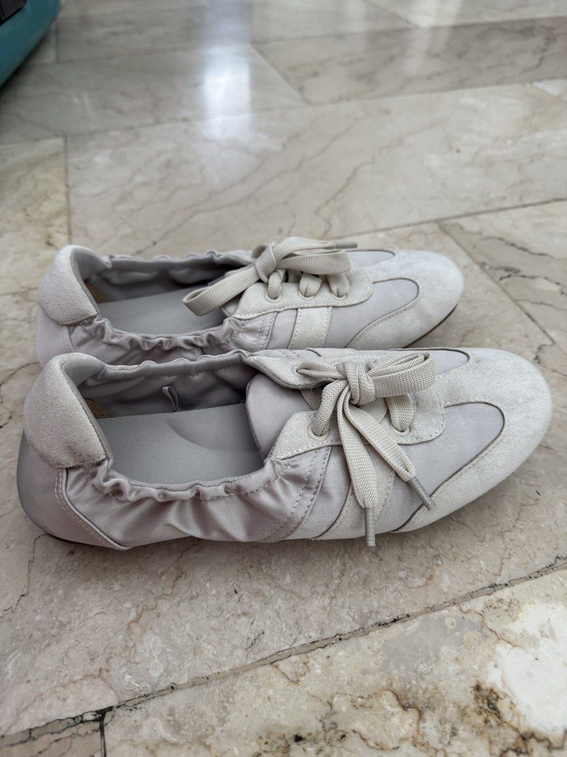 Comfy GU Sneakerinas (Category: Sneakers) located in Antipolo. Submitted by penguinaryfindsmd (Listing ID 1468534632, Image 2). Description: GU Silver sneaker + flats hybrid (Sneakerinas) US SIZE 8 Worn once only ❗️Has a stain on the heel of the right shoe RFS: I don’t reach for this pair as much so letting it go as I have too many shoes Purchased directly from GU in Ginza, Tokyo .
